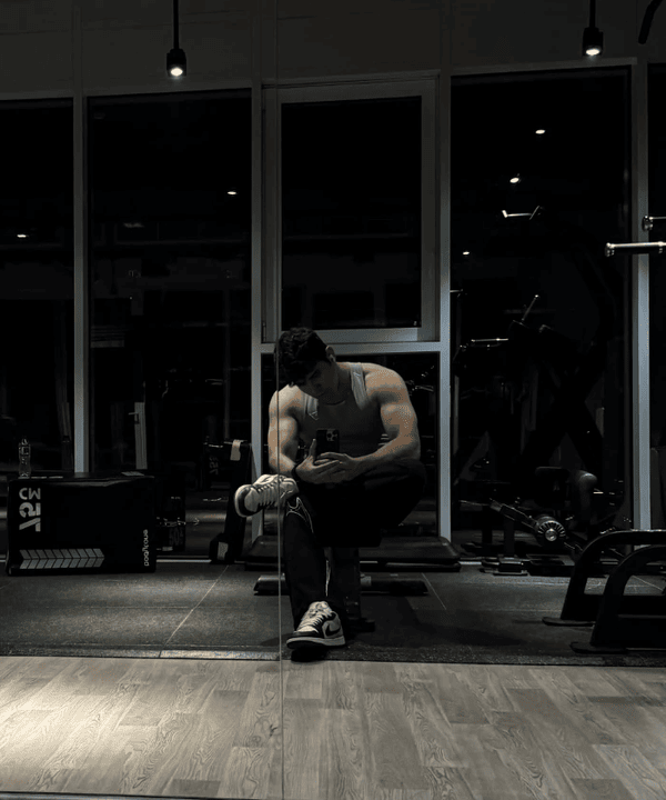 James taking a mirror selfie at the gym